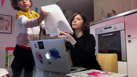 El día que la aparición de los niños en el teletrabajo dejó de ser noticia: la "vida normal" de una mujer confinada El día que la aparición de los niños en el teletrabajo dejó de ser noticia: la "vida normal" de una mujer confinada