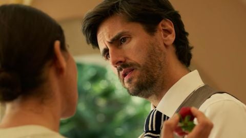 El actor Juan Diego Botto, en un fotograma de la serie 'White lines'