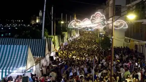 Imagen nocturna de la Velá de Santiago y Santa Ana en el barrio de Triana Imagen nocturna de la Velá de Santiago y Santa Ana en el barrio de Triana