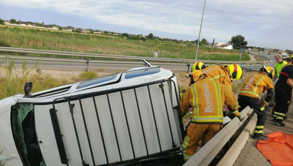 Bomberos en el accidente de la AP-7.