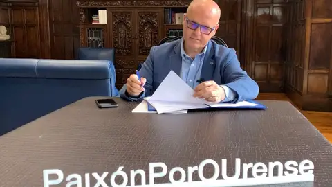 Manuel Baltar, firmando las ayudas en su despacho del Pazo Provincia Manuel Baltar, firmando las ayudas en su despacho del Pazo Provincia