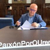 Manuel Baltar, firmando las ayudas en su despacho del Pazo Provincia