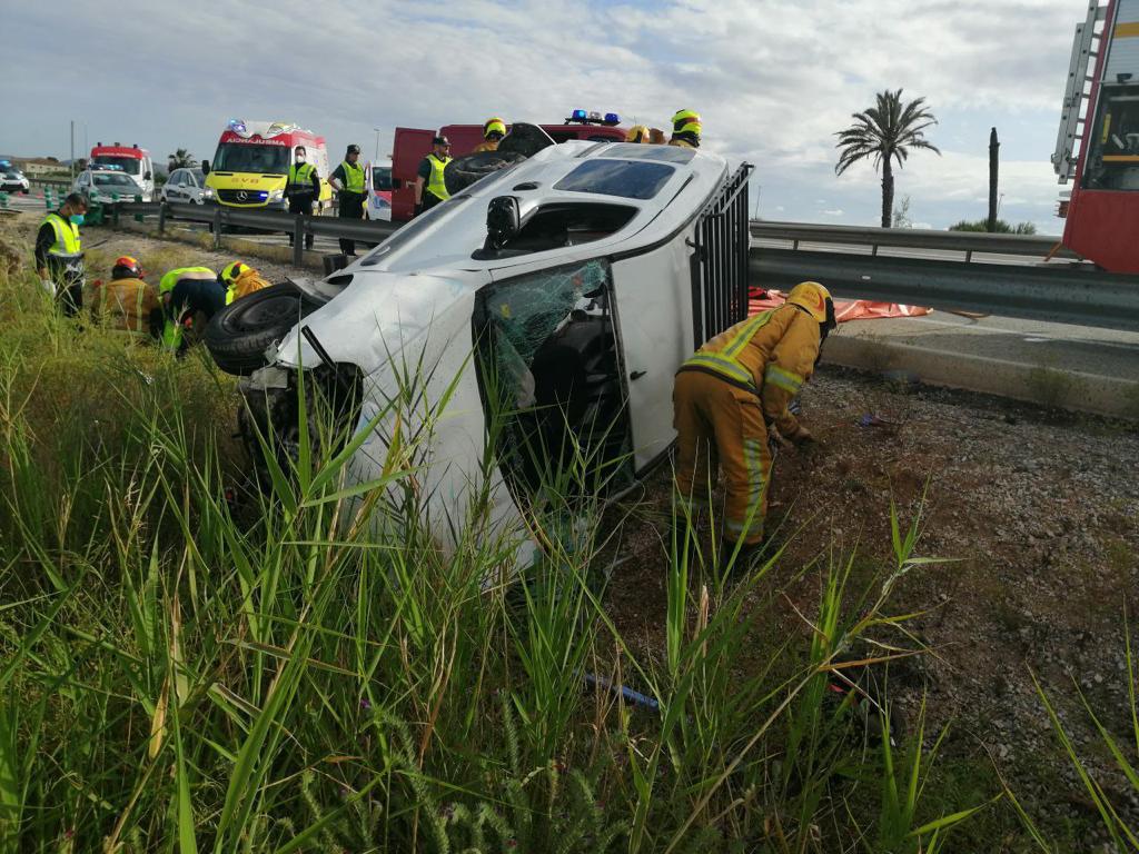 Un accidente en la AP-7 moviliza bomberos de Elche, Crevillent y Almoradí Un accidente en la AP-7 moviliza bomberos de Elche, Crevillent y Almoradí