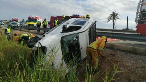 Imagen de un accidente de tr&aacute;fico en la AP-7 a la altura de la salida de Catral.