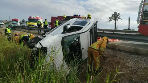 Imagen de un accidente de tráfico en la AP-7 a la altura de la salida de Catral. Imagen de un accidente de tráfico en la AP-7 a la altura de la salida de Catral.