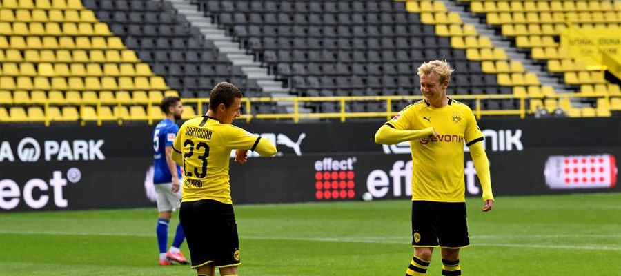 Thorgan Hazard celebra uno de sus goles con Julian Brandt. Thorgan Hazard celebra uno de sus goles con Julian Brandt.