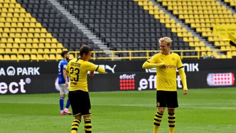 Thorgan Hazard celebra uno de sus goles con Julian Brandt.