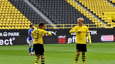 Thorgan Hazard celebra uno de sus goles con Julian Brandt. Thorgan Hazard celebra uno de sus goles con Julian Brandt.