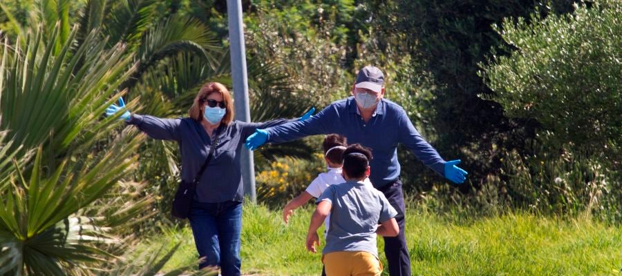 Dos niños corren a los brazos de sus abuelos Dos niños corren a los brazos de sus abuelos