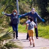 Dos niños corren a los brazos de sus abuelos