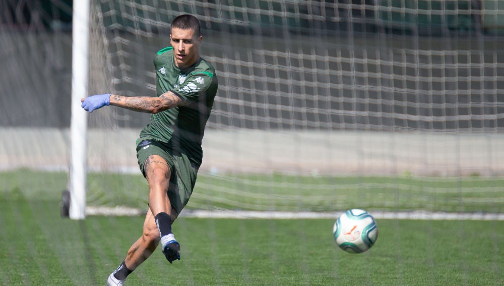 Cristian Tello golpea el balón en un entrenamiento.