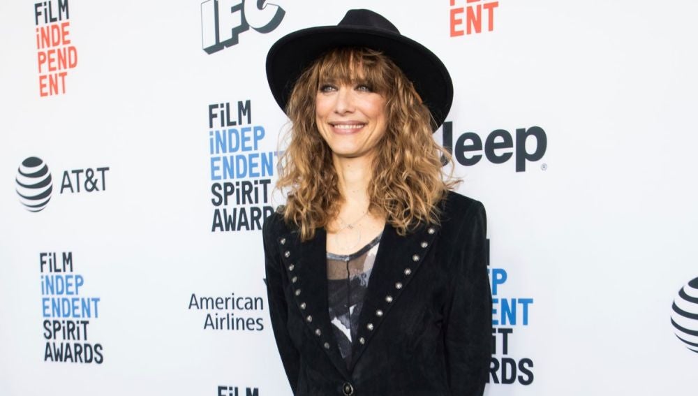 La directora Lynn Shelton posa en una alfombra roja de los Independent Spirit Awards