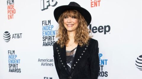 La directora Lynn Shelton posa en una alfombra roja de los Independent Spirit Awards