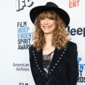 La directora Lynn Shelton posa en una alfombra roja de los Independent Spirit Awards