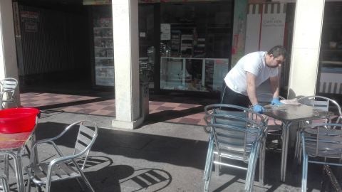 Algunos establecimientos limpiaban las mesas y sillas para abrir mañana la terraza Algunos establecimientos limpiaban las mesas y sillas para abrir mañana la terraza