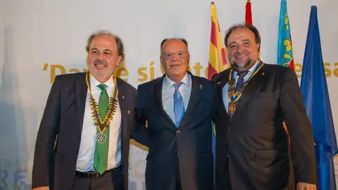 Salvador Sanchez y Joaquín Garrido con Arturo Alagón, Gobernador del distrito Rotario Salvador Sanchez y Joaquín Garrido con Arturo Alagón, Gobernador del distrito Rotario