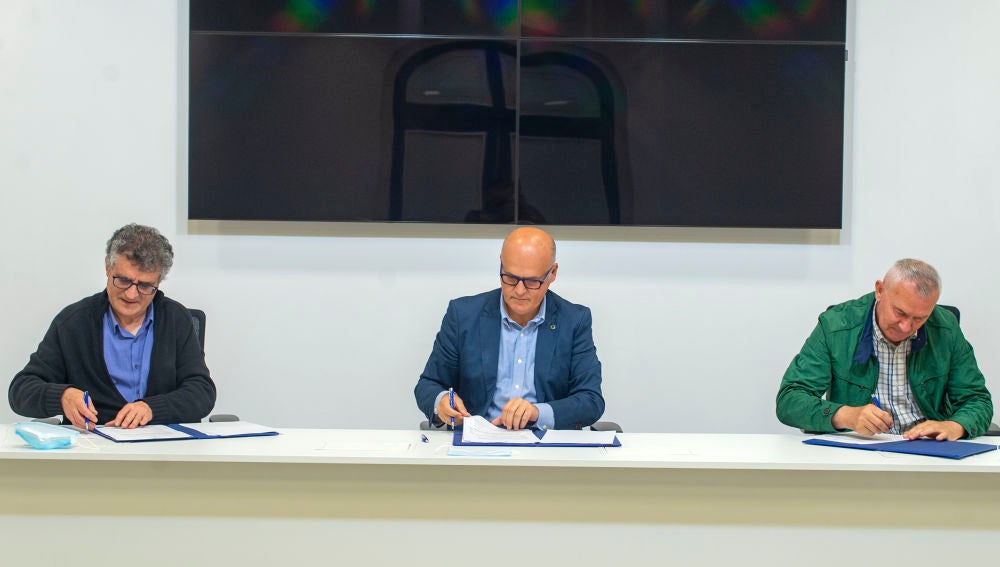 Manuel Seoane, Manuel Baltar e Delfín Caseiro, asinando o convenio