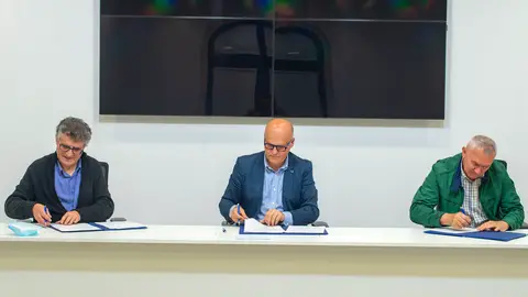 Manuel Seoane, Manuel Baltar e Delfín Caseiro, asinando o convenio Manuel Seoane, Manuel Baltar e Delfín Caseiro, asinando o convenio
