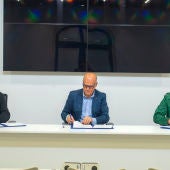 Manuel Seoane, Manuel Baltar e Delfín Caseiro, asinando o convenio