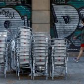 Aspecto de un restaurante cerrado de la Rambla de Cataluña