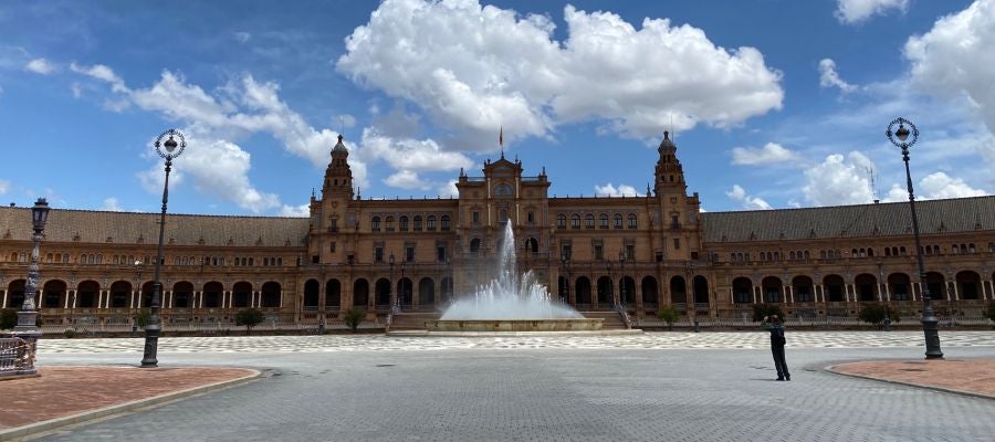Inusual imagen de la Plaza de España de Sevilla sin turistas Inusual imagen de la Plaza de España de Sevilla sin turistas