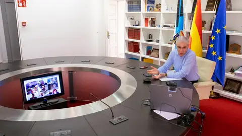 Francisco Conde, na reunión cos artesáns Francisco Conde, na reunión cos artesáns