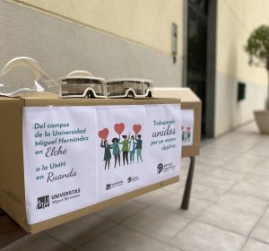 Una de las cajas de gafas protectoras enviadas por la UMH a Ruanda. Una de las cajas de gafas protectoras enviadas por la UMH a Ruanda.