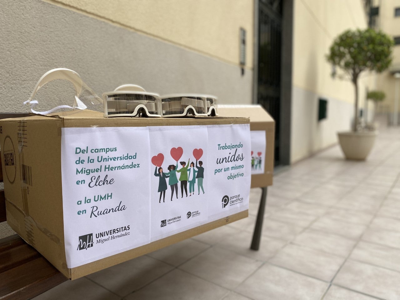 La UMH envía más de un centenar de gafas protectoras y 30 pantallas faciales a los sanitarios del Hospital de Nemba de Ruanda La UMH envía más de un centenar de gafas protectoras y 30 pantallas faciales a los sanitarios del Hospital de Nemba de Ruanda