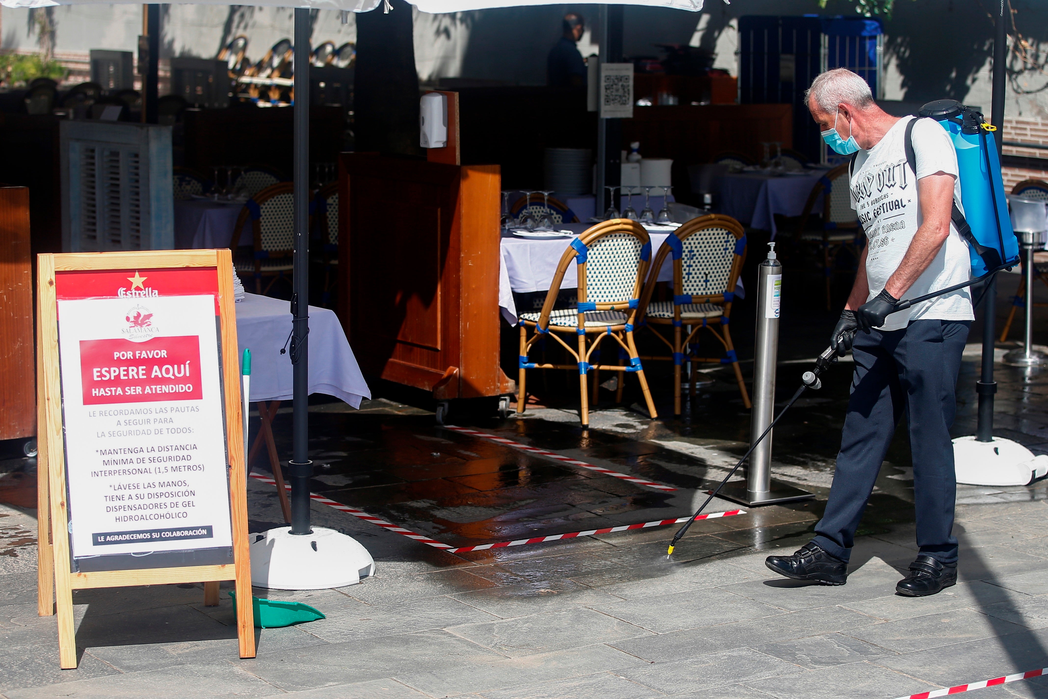 El dilema: ¿Debe el dueño de un bar abroncar a sus clientes si se saltan las medidas de seguridad? El dilema: ¿Debe el dueño de un bar abroncar a sus clientes si se saltan las medidas de seguridad?
