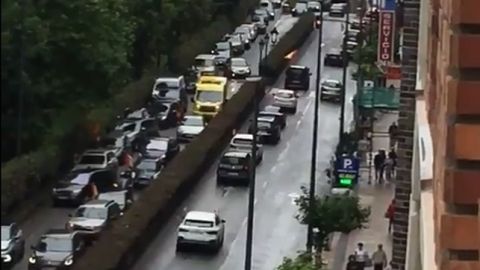 Frame del v&iacute;deo de una ambulancia atrapada en un atasco durante la manifestaci&oacute;n de Vox en Santander