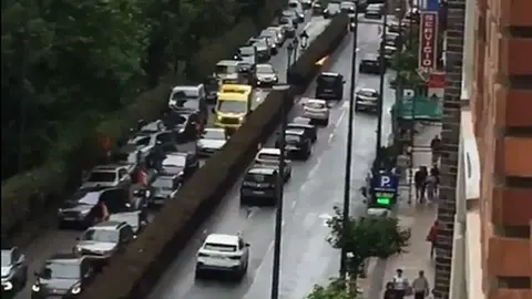 Frame del vídeo de una ambulancia atrapada en un atasco durante la manifestación de Vox en Santander Frame del vídeo de una ambulancia atrapada en un atasco durante la manifestación de Vox en Santander