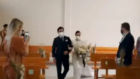 Así son las bodas en tiempos de coronavirus: sin besos, sin abrazos y con mascarillas Así son las bodas en tiempos de coronavirus: sin besos, sin abrazos y con mascarillas