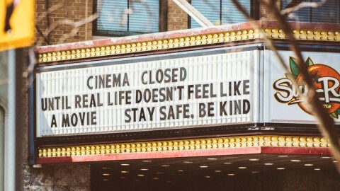 Detalle de la marquesina de un cine cerrado en Jacksonville, Florida