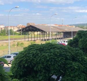 Tejados de uralita junto a la estación del tren convencional de Cuenca Tejados de uralita junto a la estación del tren convencional de Cuenca