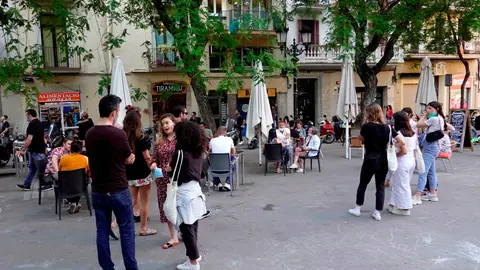 Fase 2 y fase 3 desescalada: Varios jóvenes hacen cola para sentarse en una de las terrazas de la plaza de la Vila del barrio de Gracia de Barcelona Varios jóvenes hacen cola para sentarse en una de las terrazas de la plaza de la Vila del barrio de Gracia de Barcelona