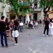 Fase 2 y fase 3 desescalada: Varios jóvenes hacen cola para sentarse en una de las terrazas de la plaza de la Vila del barrio de Gracia de Barcelona