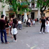 Fase 2 y fase 3 desescalada: Varios jóvenes hacen cola para sentarse en una de las terrazas de la plaza de la Vila del barrio de Gracia de Barcelona Fase 2 y fase 3 desescalada: Varios jóvenes hacen cola para sentarse en una de las terrazas de la plaza de la Vila del barrio de Gracia de Barcelona