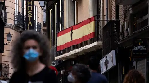 Una bandera luce un crespón negro con motivo del luto nacional Una bandera luce un crespón negro con motivo del luto nacional