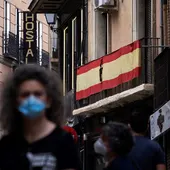 Una bandera luce un crespón negro con motivo del luto nacional Una bandera luce un crespón negro con motivo del luto nacional