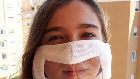 Una joven con una mascarilla que permite la lectura de labios.