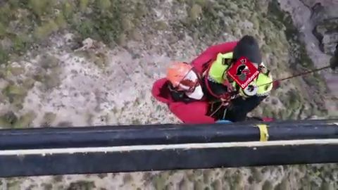 Momento del rescate en la sierra de Crevillnent.
