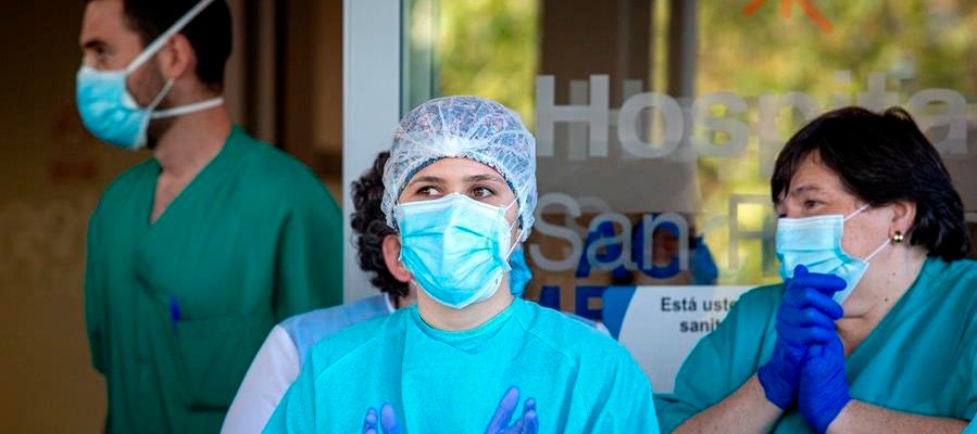 Sanitarios a las puertas de un hospital durante la crisis del coronavirus Sanitarios a las puertas de un hospital durante la crisis del coronavirus