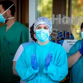 Sanitarios a las puertas de un hospital durante la crisis del coronavirus Sanitarios a las puertas de un hospital durante la crisis del coronavirus