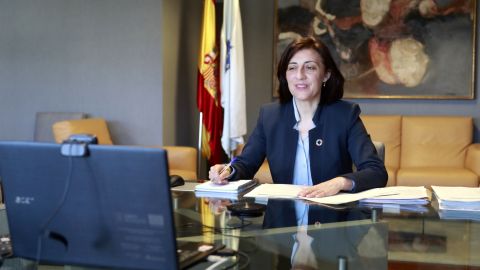 Angeles Vazquez, na reunión coa alcaldesa de Rairiz de Veiga