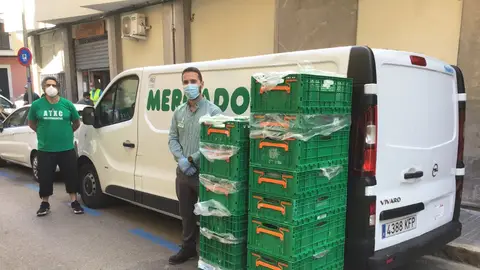 Toni Bauzá, gerente de la Asociación Tardor y Bruno Amengual, repartidor de Mercadona Mercadona