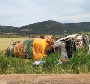 La hormigonera se salió de la vía y volcó La hormigonera se salió de la vía y volcó