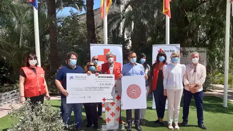 Cruz Roja Elche recibe 32.800 euros de la Fundación La Caixa. Cruz Roja Elche recibe 32.800 euros de la Fundación La Caixa.