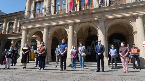 Minuto de silencio frente a la sede consistorial de San Marcelo Minuto de silencio frente a la sede consistorial de San Marcelo