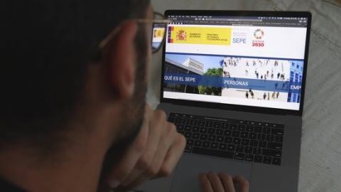 Un hombre bucea en la p&aacute;gina web del Servicio de Empleo P&uacute;blico Estatal (SEPE).