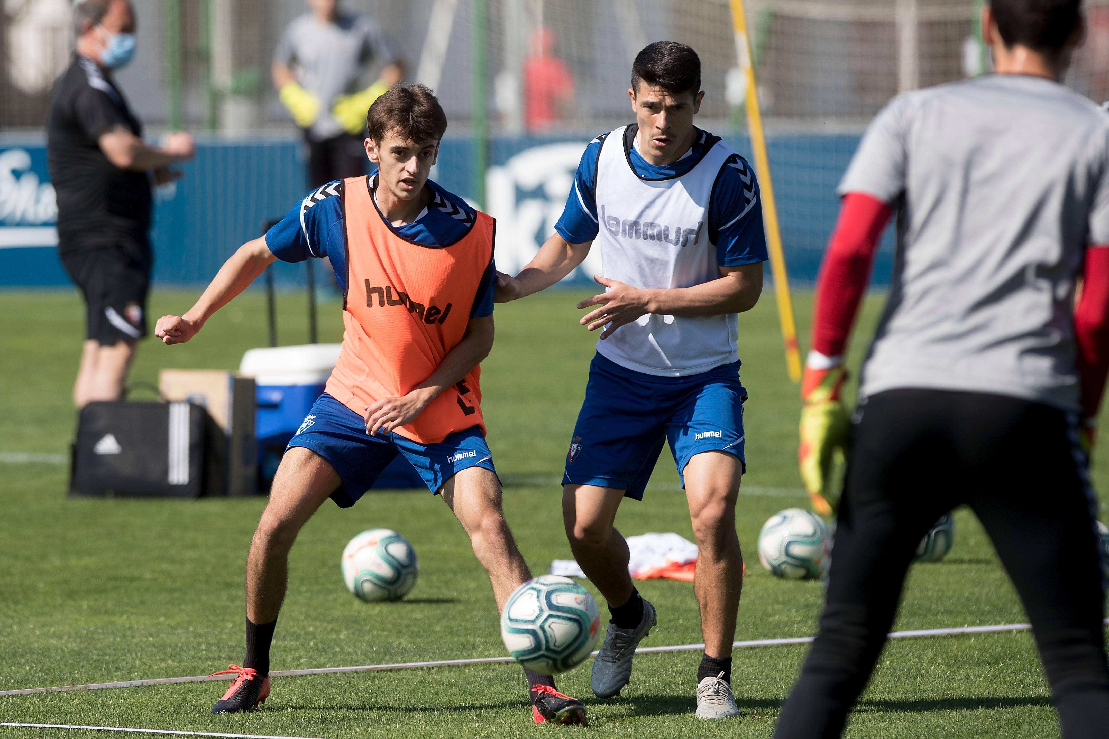 Aimar Oroz y José Hualde refuerzan al primer equipo de Osasuna Aimar Oroz y José Hualde refuerzan al primer equipo de Osasuna